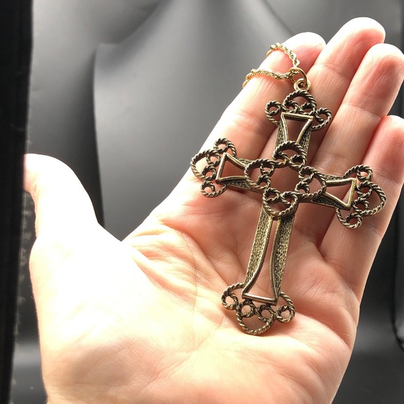 Sarah Coventry Victorian Cross Pendant Necklace 1973 Limited Edition Vintage - Picture 9 of 9